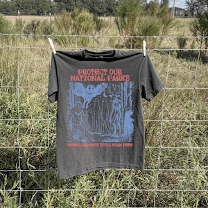T-shirt Cryptid National Parks® Comfort Colors® 90s Protect Our Parks T-shirt vintage de camping et de randonnée T-shirt rétro Wanderlust T-shirt créatures fantastiques Pepper