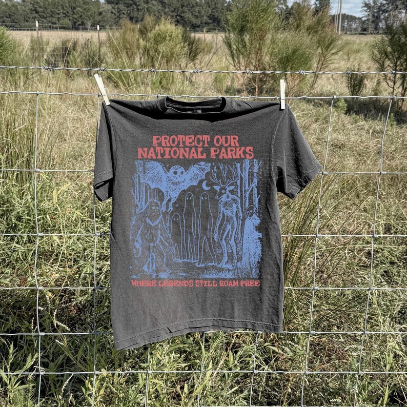 T-shirt Cryptid National Parks® Comfort Colors® 90s Protect Our Parks T-shirt vintage de camping et de randonnée T-shirt rétro Wanderlust T-shirt créatures fantastiques Pepper