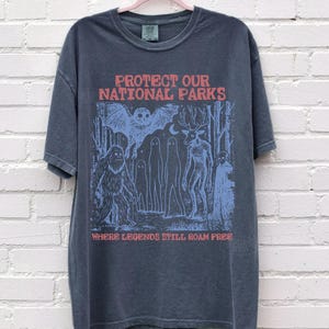 T-shirt Cryptid National Parks® Comfort Colors® 90s Protect Our Parks T-shirt vintage de camping et de randonnée T-shirt rétro Wanderlust T-shirt créatures fantastiques Denim