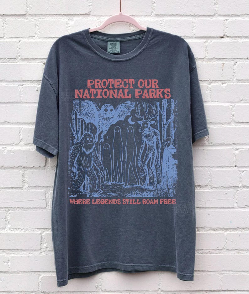 T-shirt Cryptid National Parks® Comfort Colors® 90s Protect Our Parks T-shirt vintage de camping et de randonnée T-shirt rétro Wanderlust T-shirt créatures fantastiques Denim