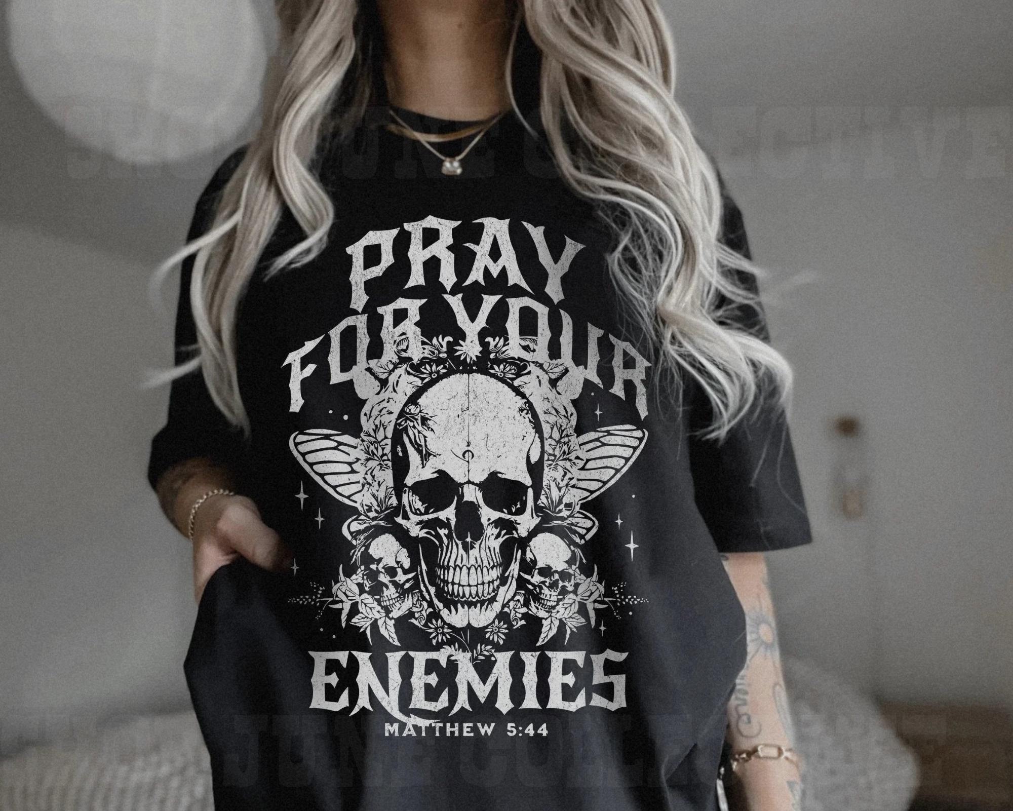 Beten Sie für Ihre Feinde T-Shirt UNISEX Christian Streetwear Vintage Bibel Vers T-Shirt Jesus ist König Grunge Schädel T Gemacht, um Übergroßes T-Shirt anzubeten