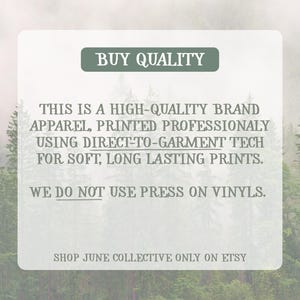 Peut inclure: Un panneau rectangulaire blanc aux coins arrondis avec le texte : BUY QUALITY. THIS IS A HIGH-QUALITY BRAND APPAREL, PRINTED PROFESSIONALLY USING DIRECT-TO-GARMENT TECH FOR SOFT, LONG LASTING PRINTS. WE DO NOT USE PRESS ON VINYLS. SHOP JUNE COLLECTIVE ONLY ON ETSY.