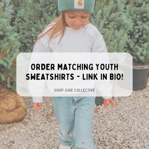 Peut inclure: Un sweat-shirt gris clair &agrave; col rond port&eacute; avec un jean bleu clair et un bonnet vert sauge avec un petit &eacute;cusson rectangulaire. L'image contient le texte : ORDER MATCHING YOUTH SWEATSHIRTS - LINK IN BIO! SHOP JUNE COLLECTIVE.