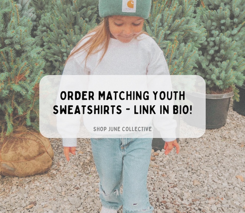 Peut inclure: Un sweat-shirt gris clair &agrave; col rond port&eacute; avec un jean bleu clair et un bonnet vert sauge avec un petit &eacute;cusson rectangulaire. L'image contient le texte : ORDER MATCHING YOUTH SWEATSHIRTS - LINK IN BIO! SHOP JUNE COLLECTIVE.