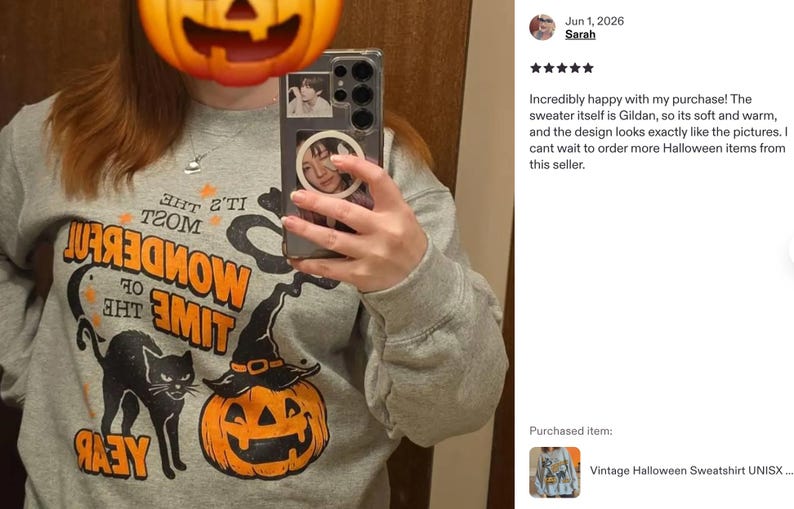 Peut inclure: Un sweat-shirt gris chin&eacute; &agrave; col rond avec un chat noir, une citrouille d'Halloween portant un chapeau de sorci&egrave;re et le texte orange et noir "IT'S THE MOST WONDERFUL TIME OF THE YEAR" imprim&eacute; sur le devant. Le motif inclut de petites &eacute;toiles orange.