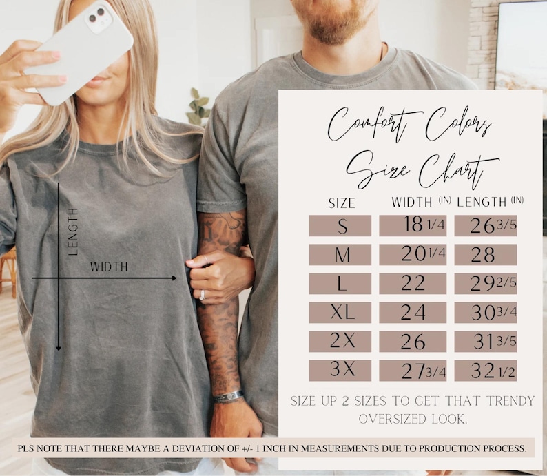 Puede incluir: Dos personas vistiendo camisetas grises Comfort Colors. La imagen incluye una tabla de tallas con medidas en pulgadas para las tallas S a 3XL. La tabla indica el ancho y el largo de las camisetas. El texto aconseja subir una talla para un look oversize.