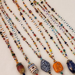 Cordón para nombre de 29" con identificación, collar con cuentas personalizado - hecho a pedido, letra del alfabeto personalizada - con pequeñas cuentas simples