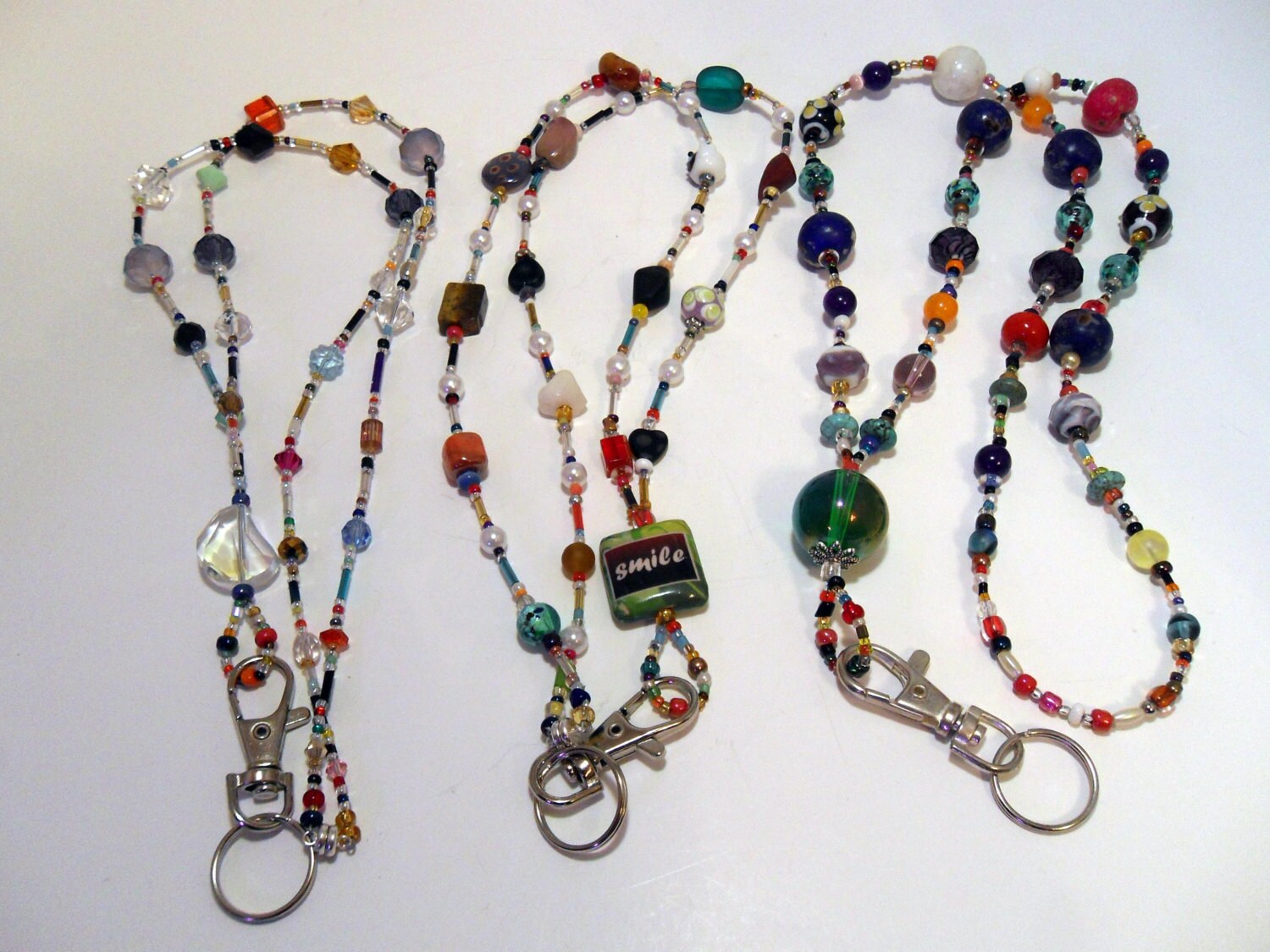 Collier de perles avec porte-badge de 29 pouces pour lunettes, téléphone  portable, clés arc-en-ciel ou à vos couleurs -  France