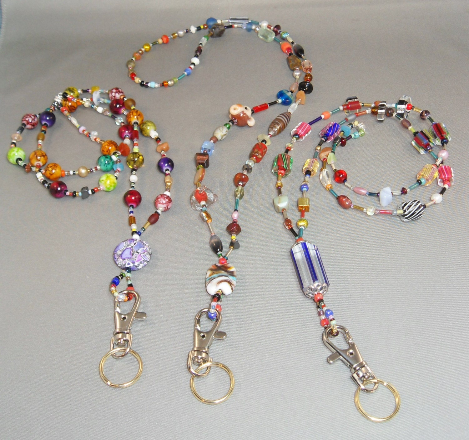 Collier de perles avec porte-badge de 29 pouces pour lunettes, téléphone  portable, clés arc-en-ciel ou à vos couleurs -  France