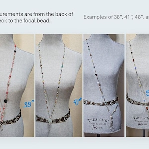 Peut inclure: Une tasse en céramique blanche avec une anse noire et le texte "But First, Coffee" en noir, dans une police manuscrite. La tasse est posée sur une surface blanche.