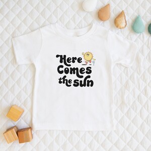 Here Comes The Sun | Children&#39;s T-Shirt Cute Positive Summer Themed Gift Tee For Kids & Sun Lover Short Sleeve Cute Baby Onesie®