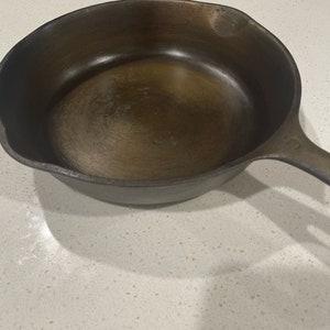 Fully Restored Unmarked Wagner Ware 5 Cast Iron Skillet image 4