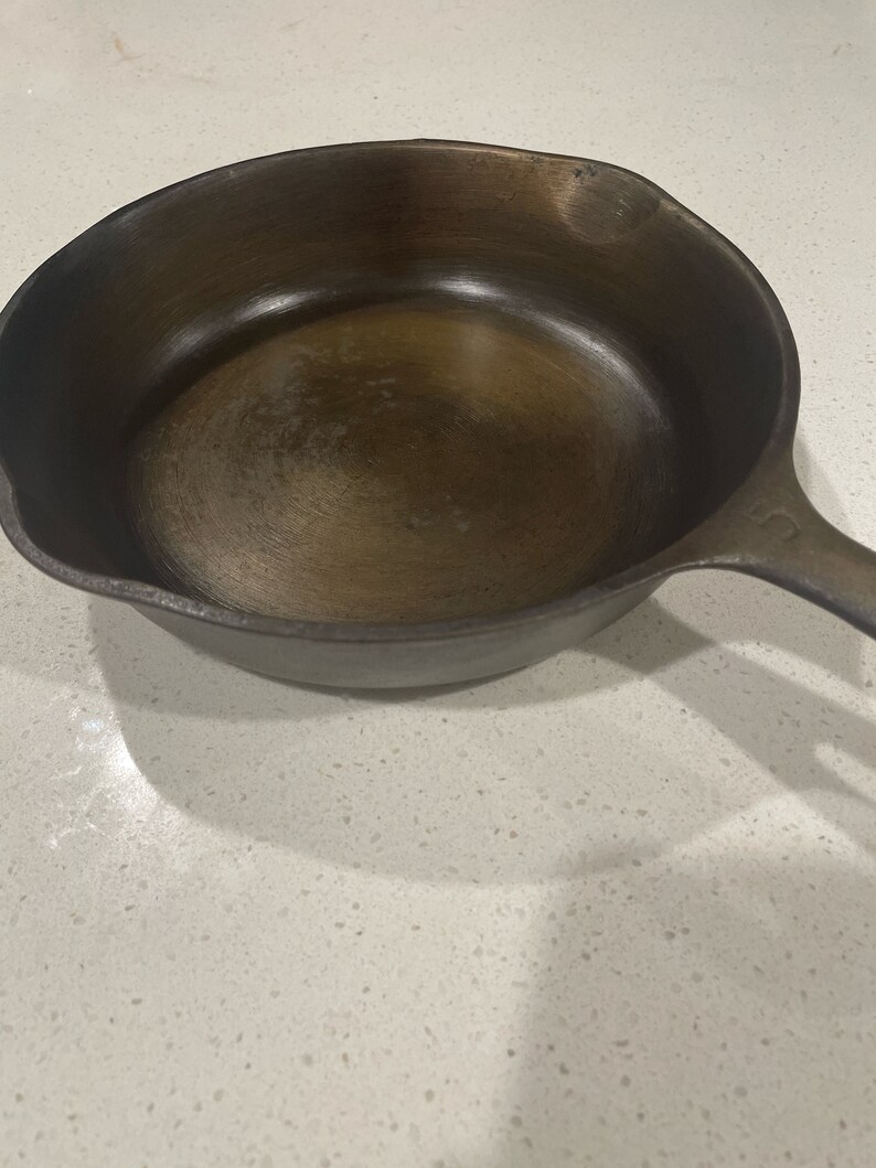 Fully Restored Unmarked Wagner Ware 5 Cast Iron Skillet image 4