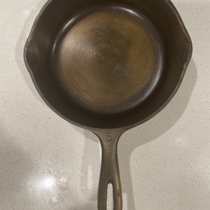 Fully Restored Unmarked Wagner Ware 5 Cast Iron Skillet image 2