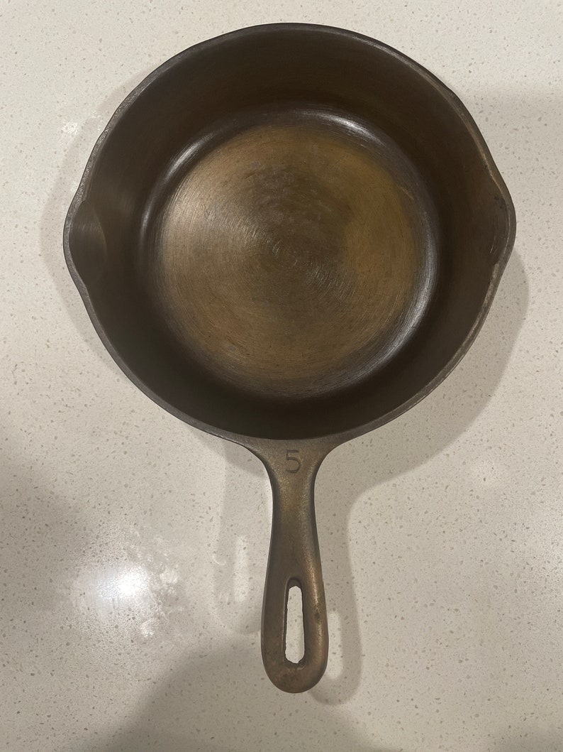 Fully Restored Unmarked Wagner Ware 5 Cast Iron Skillet image 2