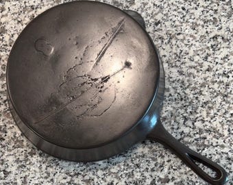 Poort uit burgeroorlog, gemarkeerd met #8, gietijzeren koekepan, enkele schenktuit