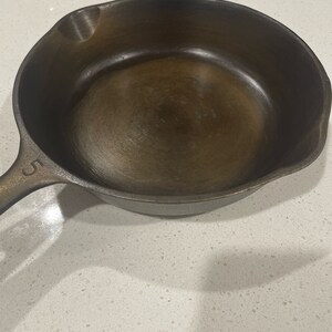 Fully Restored Unmarked Wagner Ware 5 Cast Iron Skillet image 3