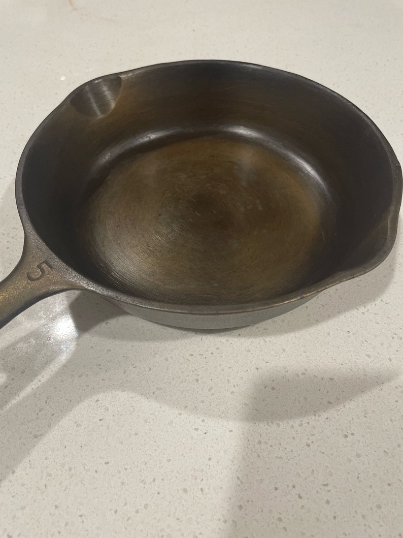 Fully Restored Unmarked Wagner Ware 5 Cast Iron Skillet image 3
