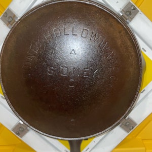 Vintage Pre Wagner Extremely Rare SIDNEY HOLLOWWARE Cast Iron SKILLET Frying Pan # 8 Triangle Fully Restored