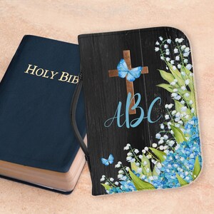 Okładka Biblii Lily of the Valley - Personalizuj monogramem, Miękkie etui, Chrześcijański prezent dla niej, Pamiątka religijna, Dekoracja wiosenna, Dzień Matki