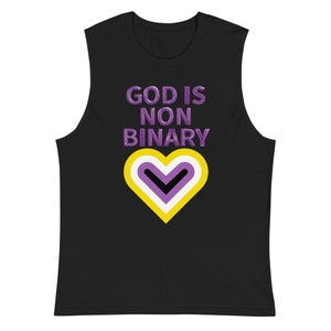 Puede incluir: Camiseta negra sin mangas con el texto "GOD IS NON BINARY" en morado y un símbolo de corazón amarillo, blanco y morado.