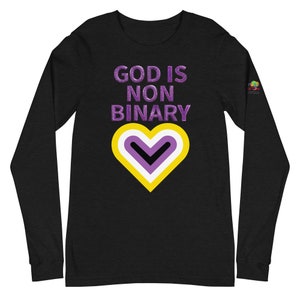 Puede incluir: Camiseta negra de manga larga con el texto "God is Non Binary" en letras de purpurina morada y un símbolo de corazón amarillo, blanco y morado.