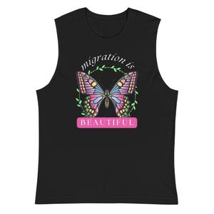 Könnte beinhalten: Schwarzes ärmelloses Shirt mit einem farbenfrohen Schmetterlingsdesign und dem Schriftzug "migration is beautiful". Der Schmetterling hat rosa, lila, blaue und gelbe Flügel, umgeben von einer grünen Ranke. Das Wort "BEAUTIFUL" steht auf einem rosa Rechteck.