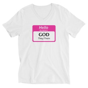 Puede incluir: Camiseta blanca de cuello en V con una etiqueta de nombre rosa que dice "Hello my name is GOD They/Them"
