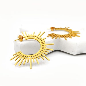 Sunshine Deco Creolen - Große vergoldete Ohrstecker - Sonnen Creolen - Art Deco