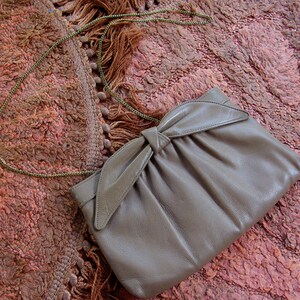 Bolso clutch de cuero marrón claro vintage de los años 60 con lazo grande y cadena dorada // de Ande