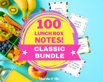 Peut inclure: Un cercle rose et jaune avec le texte "100 Lunch Box Notes ! Classic Bundle" et une étoile de chaque côté. Le cercle recouvre partiellement un fond bleu avec plusieurs cartes colorées avec des messages positifs. Les cartes sont dispersées autour d'une boîte à lunch avec un sandwich, des fruits et des légumes.