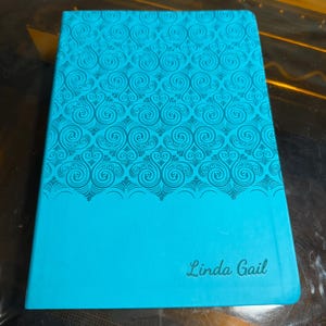 Biblia de referencia con letra gigante personalizada con nombre NVI, suave como la piel, color verde azulado, letras rojas, Biblia grabada, personalizada, regalo de graduación