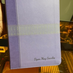 Biblia NIV personalizada, letra gigante, suave como el cuero, violeta, letras rojas, impresión Comfort, Biblia grabada, Biblia personalizada, regalo de bautismo, graduación