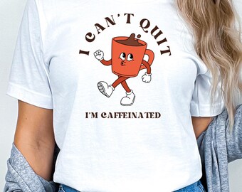 Camiseta Cafeinated Coffee Lover: Camiseta unissex com estampa engraçada