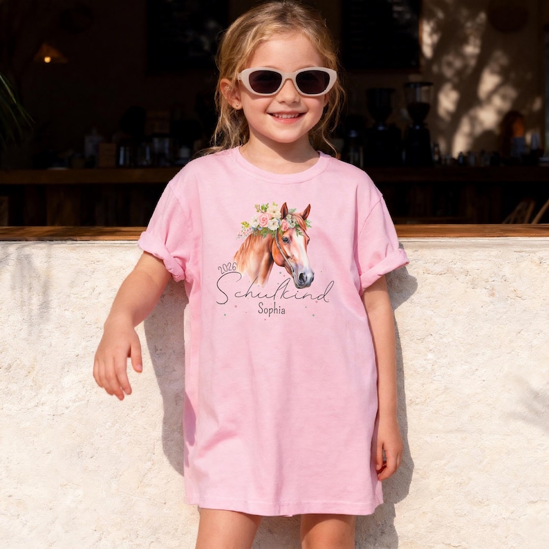 Personalisiertes Einschulungs T-Shirt 2026 mit Name für Mädchen, Schulkind Shirt mit Pferde-Motiv in Rosa Weiß und Blau, Einschulungsgeschenk für Pferdemädchen personalisiert mit Wunschname zum Schulstart