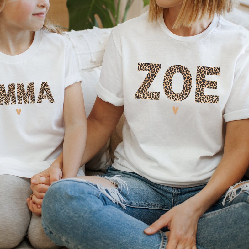 Name Leomuster Leopard personalisiert Pullover Beige Weiß Rosa Herz Namensshirt Namenspulli Namenspullover Pulli Geschenke für Sie Weihnachtsgeschenk für Damen Frauen