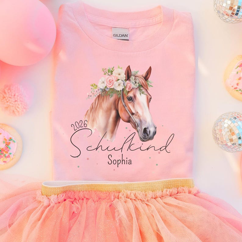 Personalisiertes Einschulungs T-Shirt 2026 mit Name für Mädchen, Schulkind Shirt mit Pferde-Motiv in Rosa Weiß und Blau, Einschulungsgeschenk für Pferdemädchen personalisiert mit Wunschname zum Schulstart