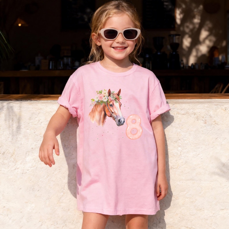 Pferde Geburtstagsshirt für Mädchen personalisiert mit Namen und Zahl, individuell für Kinder von 1 bis 12 Jahren, Geburtstags T-Shirt Pullover Sweatshirt Hoodie, Pferdeshirt und Pferdepullover für ersten, zweiten, dritten Geburtstag, niedliches Pferdedesign, Geburtstagsshirt für Mädchen, personalisiertes Geburtstagsoutfit, erhältlich in Weiß, Rosa, Blau, Lila, perfekt als Geschenkidee zum Kindergeburtstag, Geburtstagskind Shirt, langarm oder kurzarm, Pferd T-Shirt für Kindergeburtstag