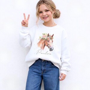 Pferde Geburtstagsshirt für Mädchen personalisiert mit Namen und Zahl, individuell für Kinder von 1 bis 12 Jahren, Geburtstags T-Shirt Pullover Sweatshirt Hoodie, Pferdeshirt und Pferdepullover für ersten, zweiten, dritten Geburtstag, niedliches Pferdedesign, Geburtstagsshirt für Mädchen, personalisiertes Geburtstagsoutfit, erhältlich in Weiß, Rosa, Blau, Lila, perfekt als Geschenkidee zum Kindergeburtstag, Geburtstagskind Shirt, langarm oder kurzarm, Pferd T-Shirt für Kindergeburtstag