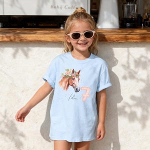 Pferde Geburtstagsshirt für Mädchen personalisiert mit Namen und Zahl, individuell für Kinder von 1 bis 12 Jahren, Geburtstags T-Shirt Pullover Sweatshirt Hoodie, Pferdeshirt und Pferdepullover für ersten, zweiten, dritten Geburtstag, niedliches Pferdedesign, Geburtstagsshirt für Mädchen, personalisiertes Geburtstagsoutfit, erhältlich in Weiß, Rosa, Blau, Lila, perfekt als Geschenkidee zum Kindergeburtstag, Geburtstagskind Shirt, langarm oder kurzarm, Pferd T-Shirt für Kindergeburtstag