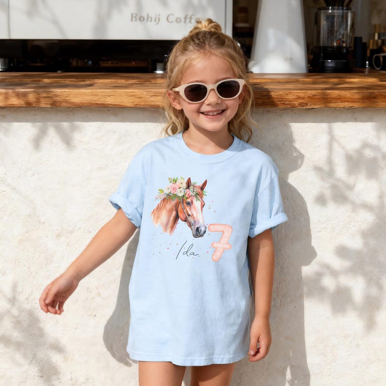 Pferde Geburtstagsshirt für Mädchen personalisiert mit Namen und Zahl, individuell für Kinder von 1 bis 12 Jahren, Geburtstags T-Shirt Pullover Sweatshirt Hoodie, Pferdeshirt und Pferdepullover für ersten, zweiten, dritten Geburtstag, niedliches Pferdedesign, Geburtstagsshirt für Mädchen, personalisiertes Geburtstagsoutfit, erhältlich in Weiß, Rosa, Blau, Lila, perfekt als Geschenkidee zum Kindergeburtstag, Geburtstagskind Shirt, langarm oder kurzarm, Pferd T-Shirt für Kindergeburtstag