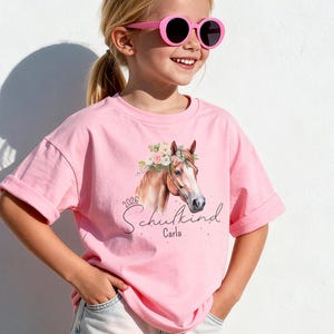 Personalisiertes Einschulungs T-Shirt 2026 mit Name für Mädchen, Schulkind Shirt mit Pferde-Motiv in Rosa Weiß und Blau, Einschulungsgeschenk für Pferdemädchen personalisiert mit Wunschname zum Schulstart