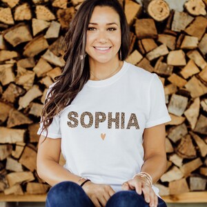 Name Leomuster Leopard personalisiert Pullover Beige Weiß Rosa Herz Namensshirt Namenspulli Namenspullover Pulli Geschenke für Sie Weihnachtsgeschenk für Damen Frauen