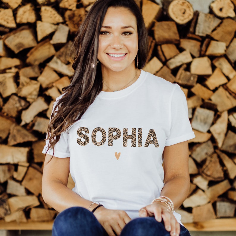 Name Leomuster Leopard personalisiert Pullover Beige Weiß Rosa Herz Namensshirt Namenspulli Namenspullover Pulli Geschenke für Sie Weihnachtsgeschenk für Damen Frauen