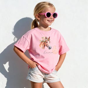 Pferde Geburtstagsshirt für Mädchen personalisiert mit Namen und Zahl, individuell für Kinder von 1 bis 12 Jahren, Geburtstags T-Shirt Pullover Sweatshirt Hoodie, Pferdeshirt und Pferdepullover für ersten, zweiten, dritten Geburtstag, niedliches Pferdedesign, Geburtstagsshirt für Mädchen, personalisiertes Geburtstagsoutfit, erhältlich in Weiß, Rosa, Blau, Lila, perfekt als Geschenkidee zum Kindergeburtstag, Geburtstagskind Shirt, langarm oder kurzarm, Pferd T-Shirt für Kindergeburtstag