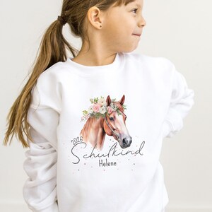 Personalisiertes Einschulungs T-Shirt 2026 mit Name für Mädchen, Schulkind Shirt mit Pferde-Motiv in Rosa Weiß und Blau, Einschulungsgeschenk für Pferdemädchen personalisiert mit Wunschname zum Schulstart