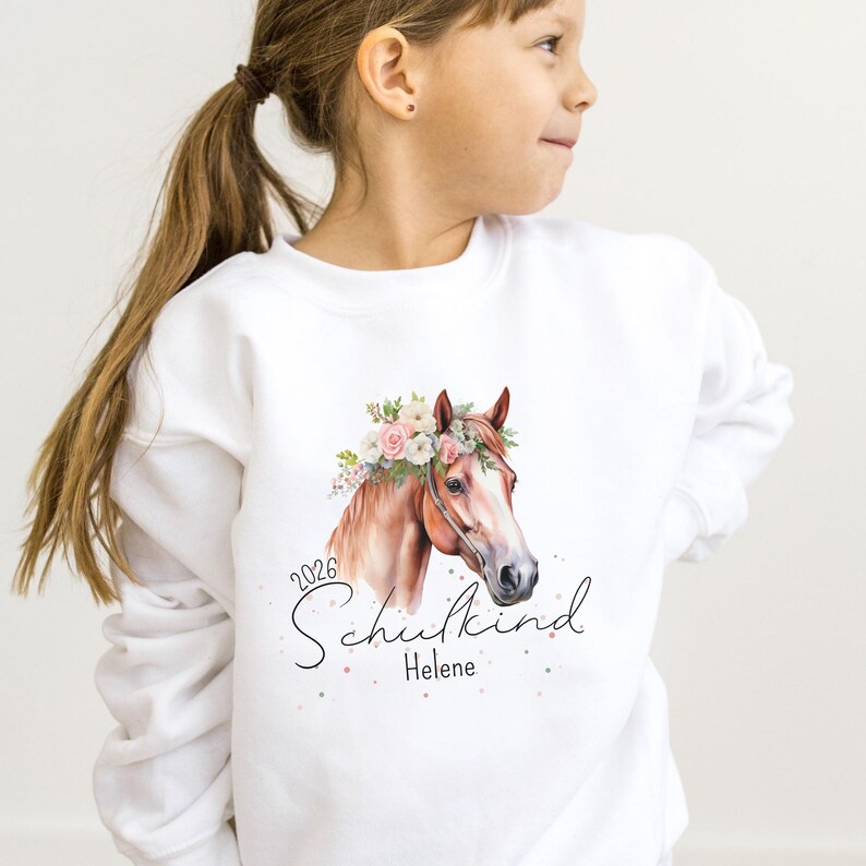 Personalisiertes Einschulungs T-Shirt 2026 mit Name für Mädchen, Schulkind Shirt mit Pferde-Motiv in Rosa Weiß und Blau, Einschulungsgeschenk für Pferdemädchen personalisiert mit Wunschname zum Schulstart
