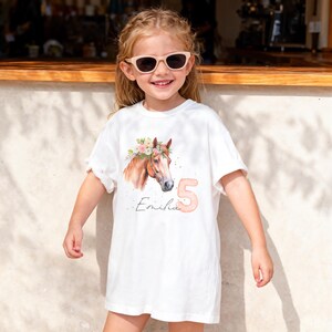 Pferde Geburtstagsshirt für Mädchen personalisiert mit Namen und Zahl, individuell für Kinder von 1 bis 12 Jahren, Geburtstags T-Shirt Pullover Sweatshirt Hoodie, Pferdeshirt und Pferdepullover für ersten, zweiten, dritten Geburtstag, niedliches Pferdedesign, Geburtstagsshirt für Mädchen, personalisiertes Geburtstagsoutfit, erhältlich in Weiß, Rosa, Blau, Lila, perfekt als Geschenkidee zum Kindergeburtstag, Geburtstagskind Shirt, langarm oder kurzarm, Pferd T-Shirt für Kindergeburtstag