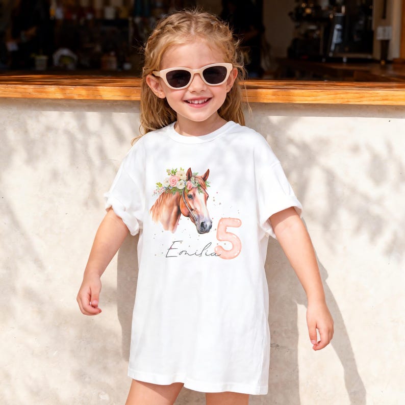 Pferde Geburtstagsshirt für Mädchen personalisiert mit Namen und Zahl, individuell für Kinder von 1 bis 12 Jahren, Geburtstags T-Shirt Pullover Sweatshirt Hoodie, Pferdeshirt und Pferdepullover für ersten, zweiten, dritten Geburtstag, niedliches Pferdedesign, Geburtstagsshirt für Mädchen, personalisiertes Geburtstagsoutfit, erhältlich in Weiß, Rosa, Blau, Lila, perfekt als Geschenkidee zum Kindergeburtstag, Geburtstagskind Shirt, langarm oder kurzarm, Pferd T-Shirt für Kindergeburtstag