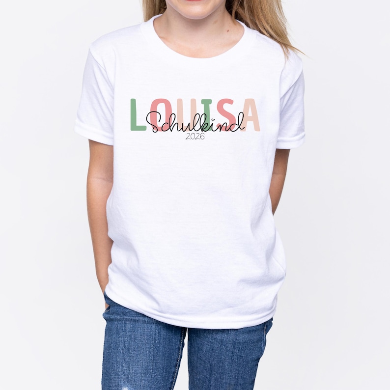 Einschulung T-Shirt 2026 personalisiert mit Name, Schulkind Shirt Mädchen, Tshirt zum Schulstart Junge, Einschulungsshirt Weiß Regenbogen